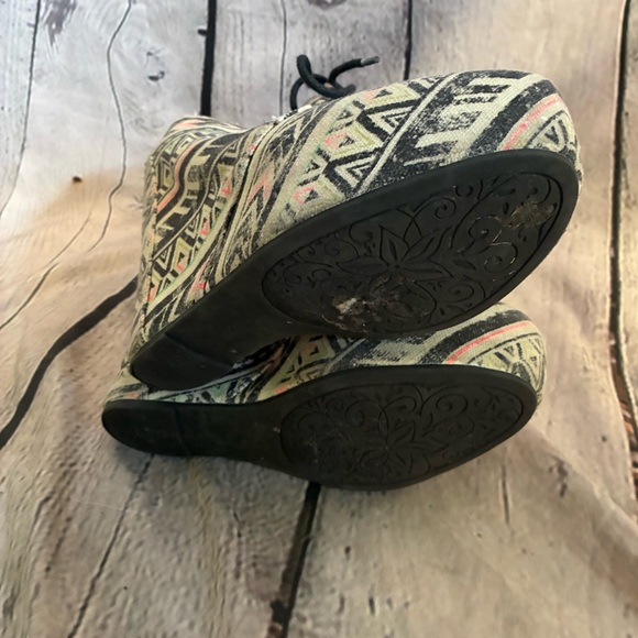 Shi by Journeys Neon Tribal Print Beige Canvas Lace Up Y2K Wedge Booties Sz 8 - Picture 8 of 10